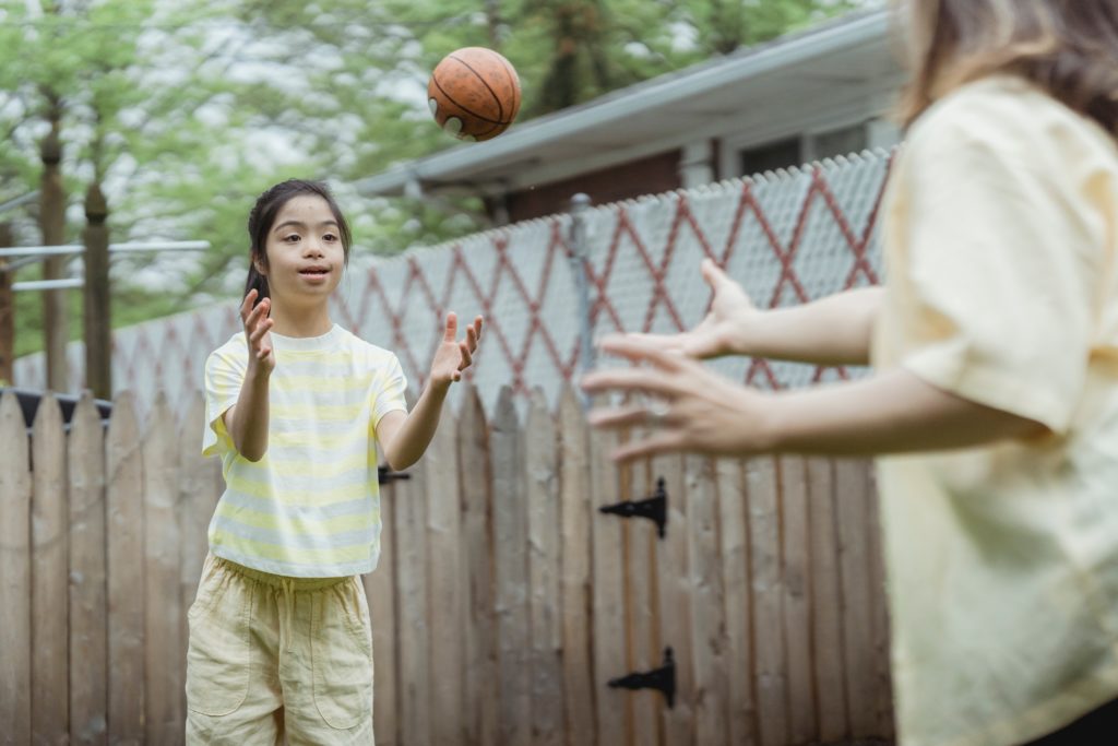Bild für die Seite Online-Übungsabende:

Man sieht ein junges Mädchen mit Autismus einen Ball fangen, den ein anderer Mensch wirft aus dessen Perspektive der Ball geworfen wird.